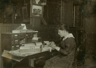 Malvina Amundsen, en 15-årig kontorpige hos Eastern Talking Machine Co. på 177 Tremont Street i Boston, Massachusetts. af Lewis Wickes Hine