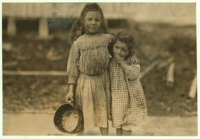 Maud og Grade Daly, 5 og 3 år gamle vælger omkring en gryde rejer hver dag for Peerless Oyster Company, Bay St. Louis, Mississippi, 1911 af Lewis Wickes Hine