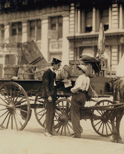 Messenger-drenge i samtale på Union Square, New York af Lewis Wickes Hine