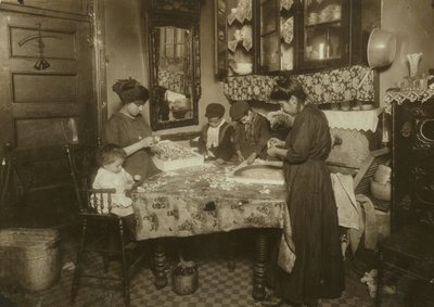 Fru Mette og hendes børn (Josephine 13, Nicholas 6 og Johnnie 8 tjener tilsammen kun 40-50 cents om dagen) laver blomster i en beskidt New York-lejelejlighed, 1911 af Lewis Wickes Hine