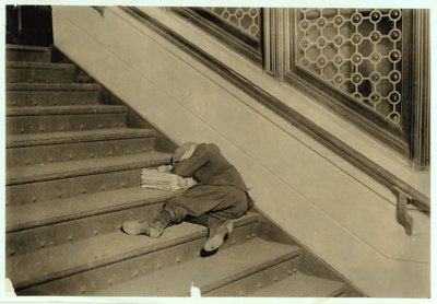 Newsboy sover med sine papirer i Jersey City, New Jersey, 1912 af Lewis Wickes Hine