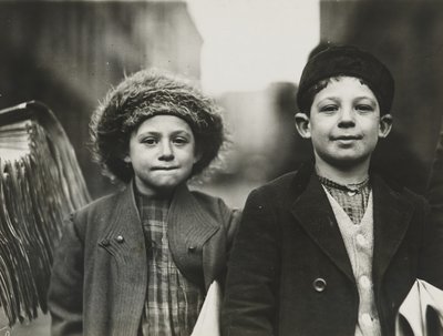 Newsies, Newark, New Jersey, december 1909 (gelatinesølvtryk) af Lewis Wickes Hine