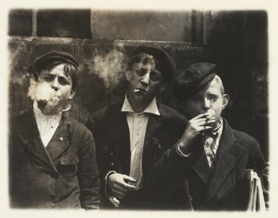 Newsies på Skeeter Branch, St. Louis, Missouri, kl. 11.00. af Lewis Wickes Hine