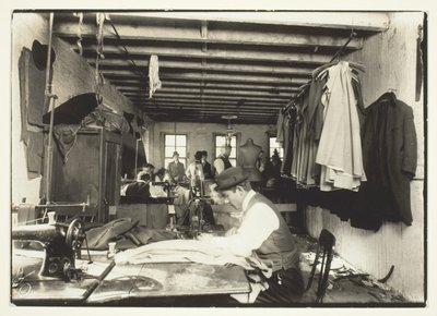 Old Time Garment Shop, New York City af Lewis Wickes Hine