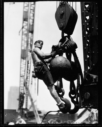 On the Hoist, Empire State Building, 1931 af Lewis Wickes Hine