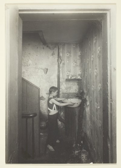 En vandhane til en etage. Gammeldags lejebolig i New York af Lewis Wickes Hine