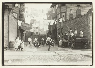 Legeplads i en mølleby (Playground in a Tenement Alley), Boston af Lewis Wickes Hine