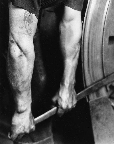 Railroad Worker - Tightening Wheel, 1925, trykt 1931 af Lewis Wickes Hine