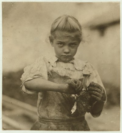Rosie, 7 år, analfabet, arbejder for andet år som østers-shucker hos Varn und Platt Canning Company, Bluffton, South Carolina, 1913 af Lewis Wickes Hine