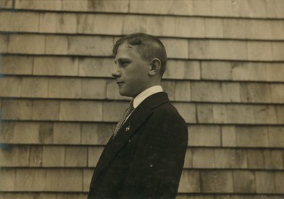 Bosætterdreng, fejemand og rengøringsmand i sit søndagstøj, Fall River, Massachusetts af Lewis Wickes Hine