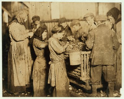 Shuckers i alderen omkring 10 åbner østers i Barn und Platt Canning Company, Yonges Island, South Carolina, 1913 af Lewis Wickes Hine