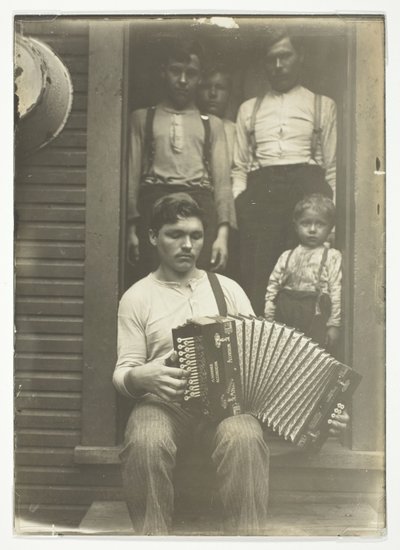 Slovakisk stålarbejder i Pittsburgh-regionen slapper af efter aftensmaden af Lewis Wickes Hine