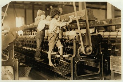 Små drenge klatrer op på spinderiet for at reparere ødelagte tråde og udskifte tomme spoler på Bibb Mill, Macon, Georgia, 1909 af Lewis Wickes Hine