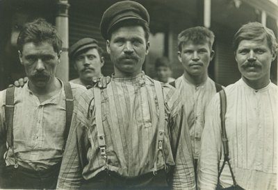 Stålarbejdere ved Russian Boarding House, Homestead, Pennsylvania, 1907-8 (gelatinesølvtryk) af Lewis Wickes Hine