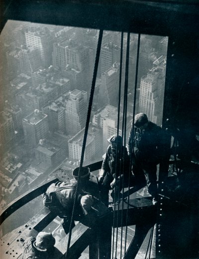 De sidste etaper af masten, gaden er en kvart mil nedenfor, c1931 af Lewis Wickes Hine