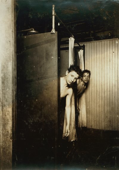 To drenge i bad hos Postal Telegraph Company, Broadway, New York City, New York, USA, ca. 1910 (sepia-fotografi) af Lewis Wickes Hine