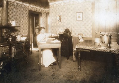 Kvinde indsætter børster i tandbørster i sit køkken, ca. 1912 af Lewis Wickes Hine