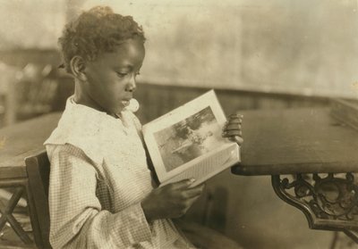 Ung pige læsebog i klasseværelset, Pleasant Green School, Marlinton, Pocahontas County, West Virginia, USA, ca. 1921 af Lewis Wickes Hine