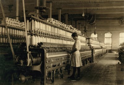 Ung teenagepige, der arbejder som spinner på Cotton Mill, West, Texas, USA, ca. 1913 af Lewis Wickes Hine