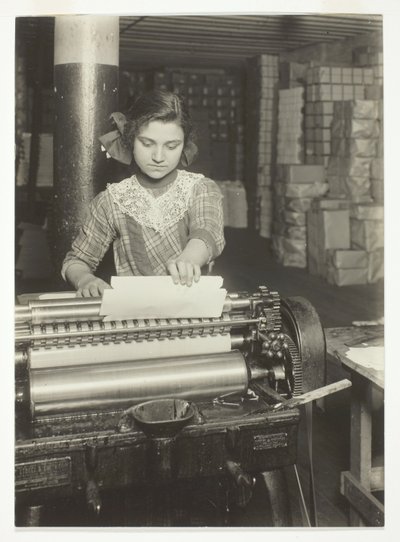 Ung arbejder på papkassefabrik af Lewis Wickes Hine