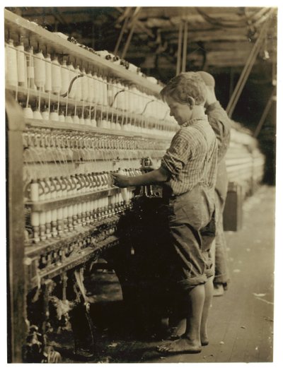 Unge doffers erstatter hele spoler i North Pownal, Vermont, 1910 af Lewis Wickes Hine