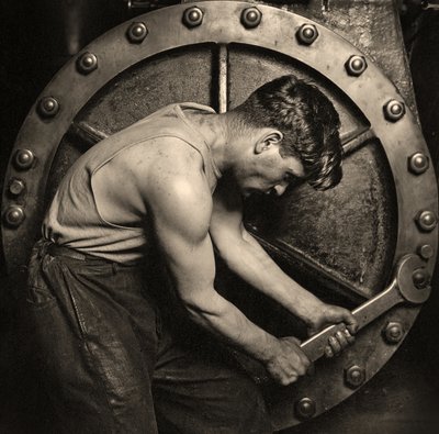 nærbillede af en kraftværksmekaniker, der arbejder på damppumpe ca. 1920 (foto) af Lewis Wickes Hine