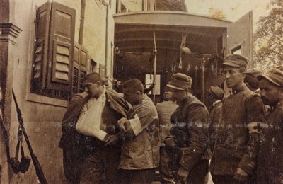 Ambulance og sårede soldater, Første Verdenskrig (sepia print) af Unbekannt Unbekannt