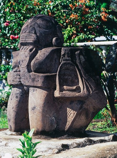 Antropomorfisk Tiki-skulptur, Papeete, Tahiti, Society Islands, Archipelago of Windward Islands, Fransk Polynesien (den franske republiks oversøiske territorium) af Unbekannt Unbekannt