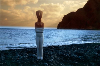 Kykladisk idol på stranden, Kykladerne, Grækenland, kykladisk civilisation (foto) af Unbekannt Unbekannt