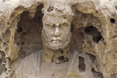 Egypten, Alexandria, Katakomberne i Kom-esh-Shuqafa, Interiør af hypogeum, detalje af en statue af Unbekannt Unbekannt