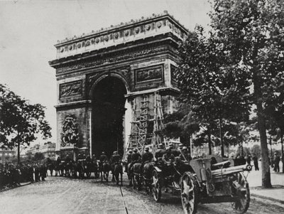 Tyske tropper paraderer ned ad Place de l