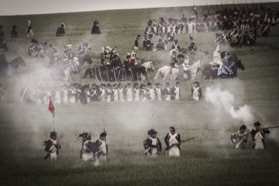 Historisk genopførelse: Infanteri, kyrassere og officerer fra den franske hær på slagmarken, Napoleonskrigene af Unbekannt Unbekannt