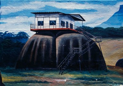 Vægmaleri, der viser hus af skovstammer rekonstrueret i etnologisk museum Amazonas Monsignor Enzo Ceccarelli, Puerto Ayacucho, Amazonas-staten, Venezuela af Unbekannt Unbekannt