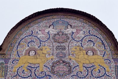 Sol og løve, kongeligt emblem fra Qajar-dynastiet, polykrom flisedekoration foran Qavam-huset også kendt som Narenjestan e Ghavam af Unbekannt Unbekannt