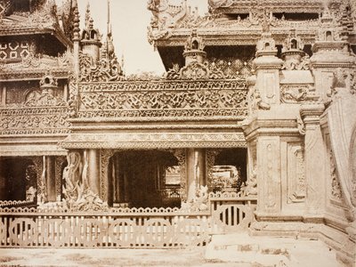 nr. 92. Amerapoora. En anden del af balkonen på Kyoung nr. 86 [Maha-too-lo-Bounghian Kyoung]. af Linnaeus Tripe