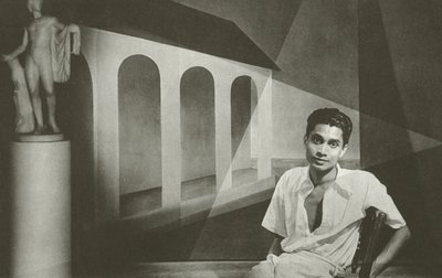 "Og intet overrasker mig" (s/h foto) af Lionel Wendt