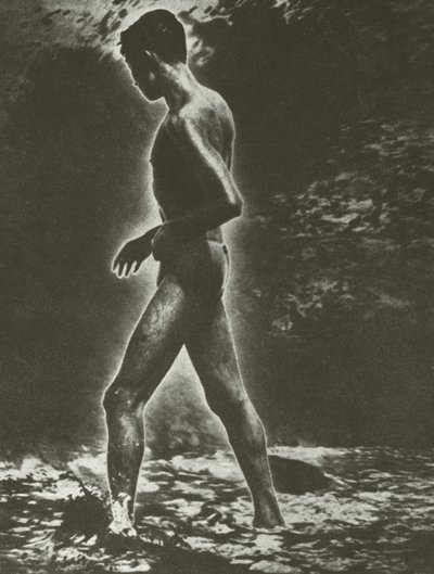 Dreng og bølge (s/h foto) af Lionel Wendt