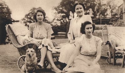Hendes Majestæt Dronningen med de Kongelige Prinsesser, c1950. af Lisa Sheridan