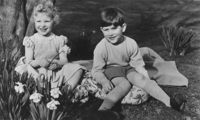 Prins Charles og prinsesse Anne som børn på Balmoral den 28. september 1952. af Lisa Sheridan