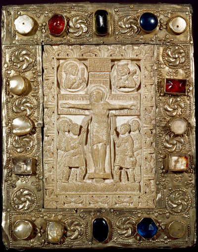 Middelalderens arkæologi (middelalderen). Barbarisk kunst i Lombardiet: Hertug Orsos fred. Elfenbensdelen repræsenterer Kristus korsfæstet omgivet af Jomfruen, Sankt Longin Centurion (eller Longinus) og Sankt Johannes. Lombard kunst fra det 9. århundrede.  af Lombard School