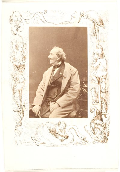 Tegning i margenen til et fotografi af H.C. Andersen af Lorenz Frølich