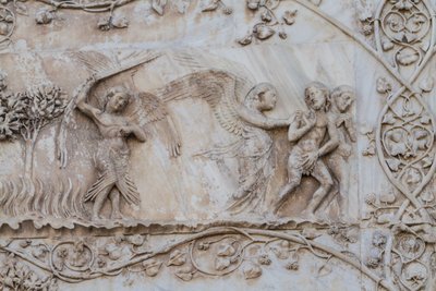 Udvist fra Eden, detaljer fra Stories of Genesis, bas-relieffer af Lorenzo Maitani (før 1275-1330), første søjle, lateral facade af Orvieto-katedralen, Umbrien, Italien af Lorenzo Maitani