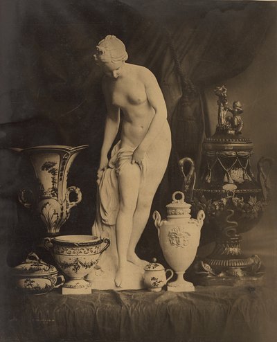 Stilleben med statuette og vaser af Louis-Rémy Robert