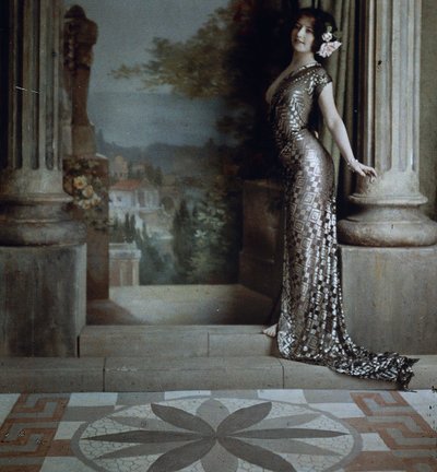 Halvnøgen kvinde i sølvkjole med diamantmønster i klassisk interiør, ca. 1850-1900 (mantokrom, maskeret til firkantet, papirtapet) af Louis Amedee Mante and Edmond Goldschmidt