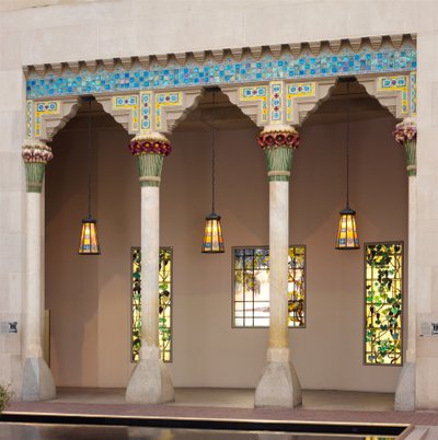 Arkitektoniske elementer fra Laurelton Hall, Oyster Bay, New York, ca. 1905 (kalksten, keramik og fravrile glas) af Louis Comfort Tiffany