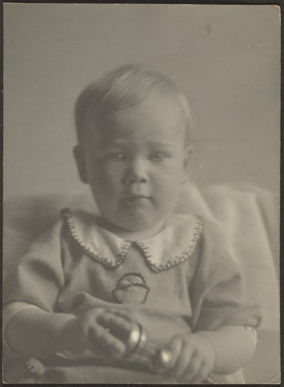 Baby med en sølvrangle af Louis Fleckenstein