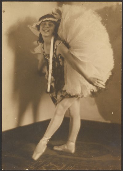 [Ballerina med hovedbeklædning] af Louis Fleckenstein