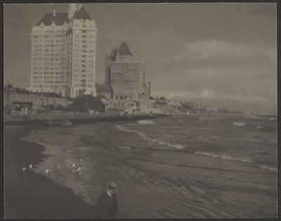 [Strandscene med højhus] af Louis Fleckenstein