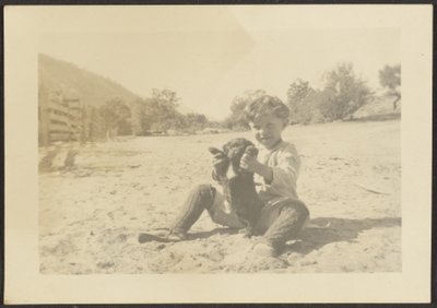 [Dreng og hund på stranden] af Louis Fleckenstein