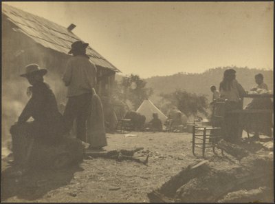 [Campingplads under gruppemåltid] af Louis Fleckenstein